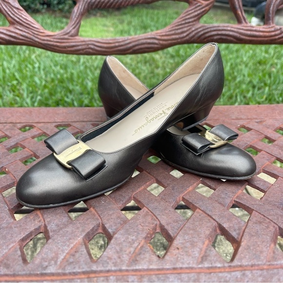 Salvatore Ferragamo Boutique Italian Vara Bow Pumps In Bronze Like New - Picture 9 of 14